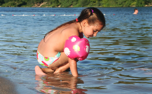 plage-ardeche-pavillon-bleu-enfant