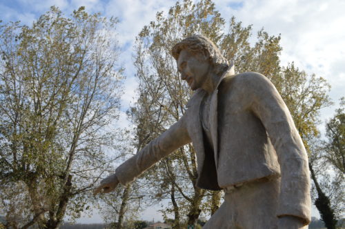 Statue Johnny à Viviers - Crédit Office de Tourisme Du Rhône Aux Gorges de l'Ardèche (2)