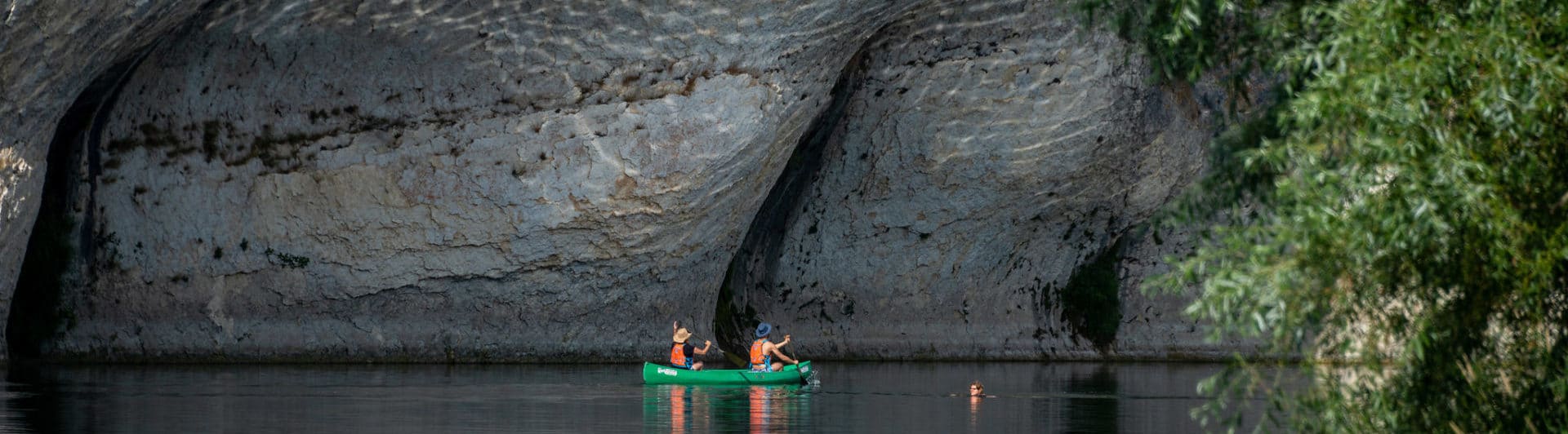 canoë sur ardèche avec reflets sur roche