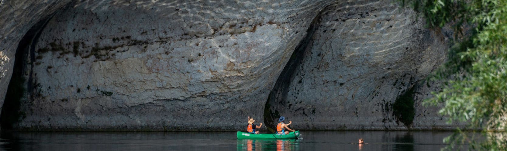 canoë-sur-ardèche-avec-reflets-sur-roche