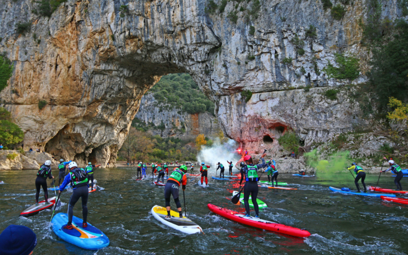Départ-de-lArd-river-paddle-sous-le-Pont-dArc-©-Sébastien-Gayet-Pont-dArc-Ardèche-scaled_800x500_acf_cropped_800x500_acf_cropped